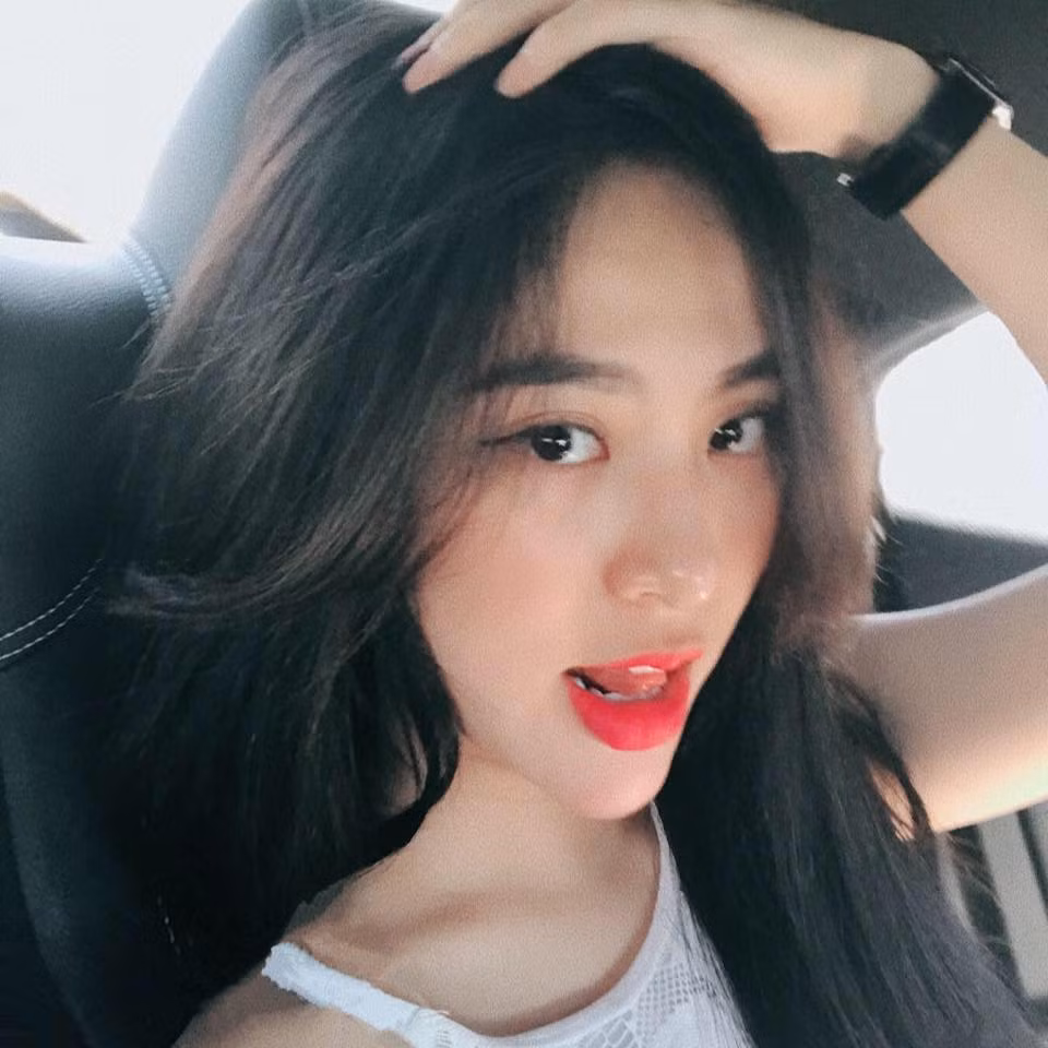 Nhan sắc chuẩn hot girl, ưa nhìn cùng dáng vóc đẹp miễn chê của T.Hoàng được nhiều người khen ngợi là đủ để đi thi hoa hậu.