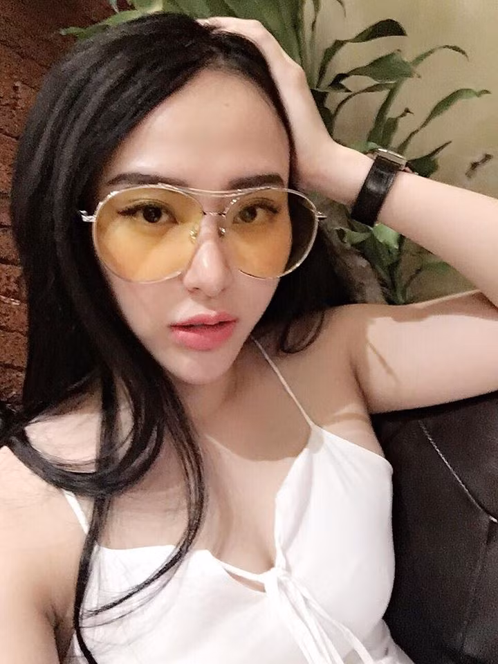 Theo lời của T.H, Á hậu Nguyễn Trần Huyền My đã "thả thính" chồng chưa cưới của mình sau khi cô phát hiện hàng loạt tin nhắn trong điện thoại của người yêu. Chưa kể, tại một "sự kiện từ thiện váy áo" có sự góp mặt của cô nàng Á hậu, "chồng hờ" cô gái trên cũng có mặt và tham gia đấu giá chiếc váy.