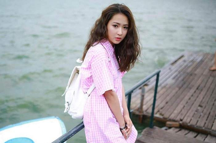 Khác với hình ảnh của Quyên trong tạo hình của một du học sinh Việt Nam tại Liên Xô những năm cuối 1980 ở Tình khúc Bạch Dương, Minh Trang ngoài đời vô cùng xinh đẹp và đầy quyến rũ.