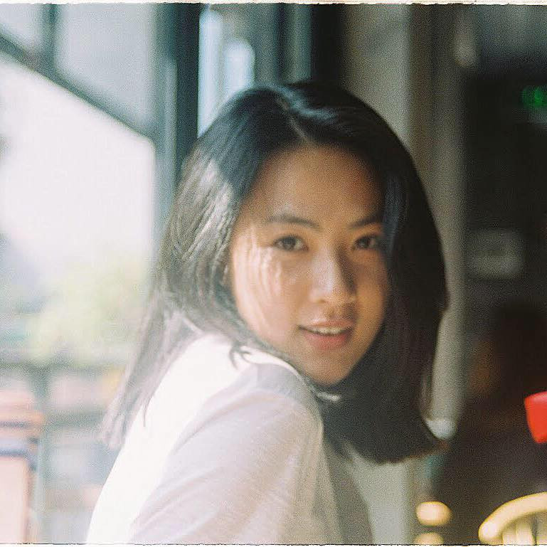 Vẻ đẹp trong sáng, mong manh của Minh Trang có lẽ rất phù hợp với những bộ ảnh màu phim, điển hình như bức ảnh này.