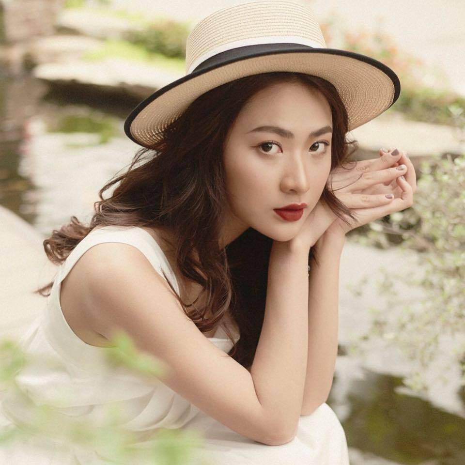 Vừa qua trên MXH, clip quay lén một cô gái xinh đẹp trong tiệm nail đã được dân mạng chuyền tay nhau phát tán rộng rãi. Điều đáng chú ý đó là thần thái đạt tới đỉnh cao của nhân vật nữ chính khiến dân mạng phải tung hô là "thần tiên tỷ tỷ".