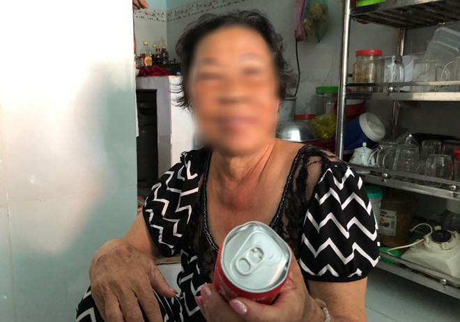 Hai me con hoi nuoc ngot tu xe hang gap nan bi 'nem da' toi boi-Hinh-3