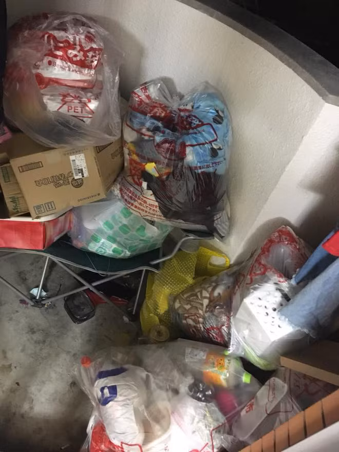 Với đống rác mà người đồng hương để lại Y.C phải bỏ ra tới 4 tiếng đồng hồ để dọn dẹp và rồi vẫn bị bạn nữ sinh kia chặn liên lạc để coi như chưa có chuyện gì xảy ra.