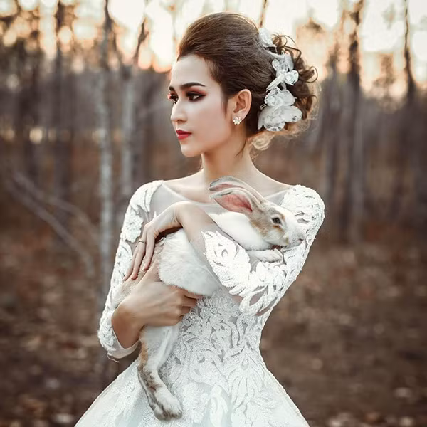 Ngay khi cuộc thi Hoa hậu hoàn vũ 2017 kết thúc, những hình ảnh trước khi đăng quang hoa hậu H'Hen Niê được các trang fanpage rầm rộ chia sẻ và người ta nhớ đến thêm một cô gái nữa của vùng đất Đắk Lắk đó là H Pi Niê.