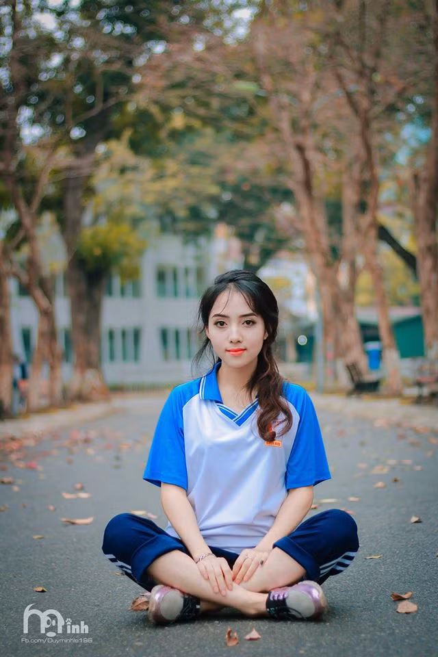 Mới đây, trên diễn đàn sinh viên Bách khoa, hình ảnh một nữ sinh xinh đẹp mặc đồng phục, ngồi bệt giữa sân trường nhận được sự chú ý, chia sẻ của nhiều thành viên. Gương mặt thon dài, ánh mắt dịu dàng và nụ cười cuốn hút khiến cô nữ sinh này nhanh chóng nhận được nhiều sự quan tâm, khen ngợi.