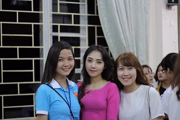 Linh cho biết, cảm xúc của cô bạn là khá bất ngờ, có chút bối rối khi biết hình ảnh của mình được đăng lên diễn đàn của trường. Tất nhiên không tránh khỏi những lời khen chê, và khi tìm được facebook cá nhân của Linh, nhiều bạn đã so sánh nhan sắc đời thường của cô khiến Linh cảm thấy buồn một chút. 'Mình hiểu mạng xã hội mà, nên chỉ buồn đôi chút rồi thôi à. Ra đường hay đến lớp, chỉ có ít người nhận ra mình thôi, mình cảm thấy khá may mắn vì điều đó. Nếu không sẽ xấu hổ chết mất' - Linh nói.