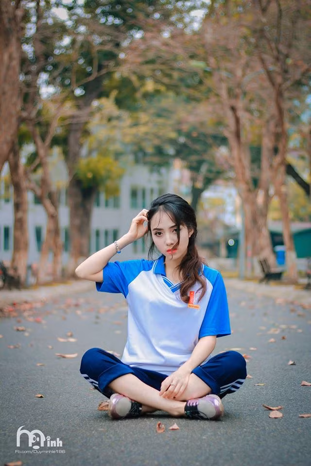 Theo tìm hiểu, nữ sinh đang được cộng đồng mạng chú ý tên là Nguyễn Thị Linh, sinh năm 1996, quê Thanh Hóa đang là sinh viên năm 3 ngành Kỹ thuật sinh học , Viện Công nghệ Sinh học - Công nghệ thực phẩm, trường Đại học Bách Khoa Hà Nội.