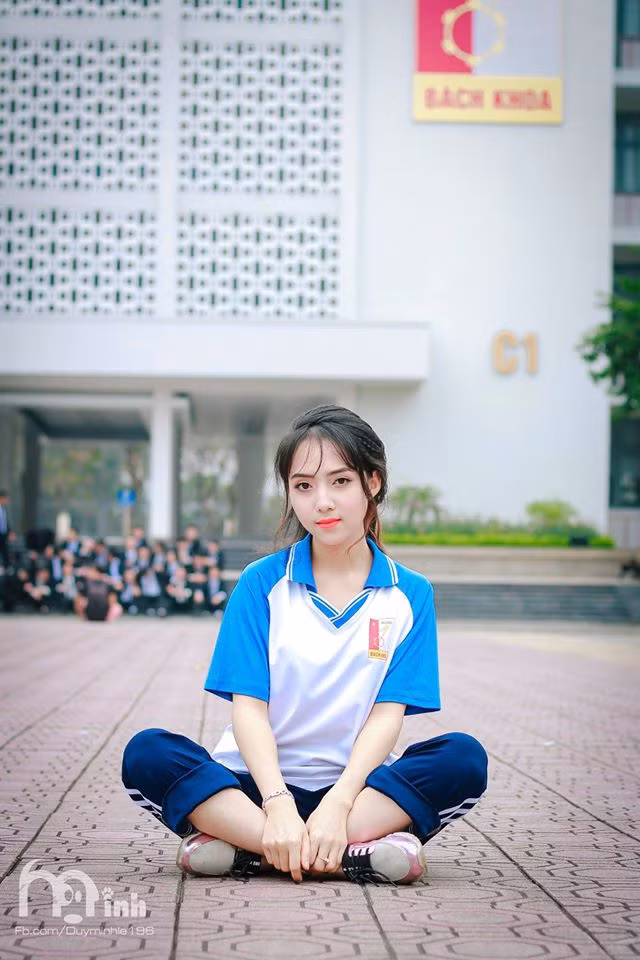 Đặc biệt, nhiều bạn còn so sánh nhan sắc của nữ sinh Bách Khoa này với Hoa hậu Kỳ Duyên. Những bức ảnh của nữ sinh Bách khoa được chia sẻ ngay sau đó với sự tò mò, hiếu kỳ. Sau loạt ảnh của nữ sinh này, nhiều người càng chắc chắn hơn với nhận định 'Bách khoa toàn gái xinh'.