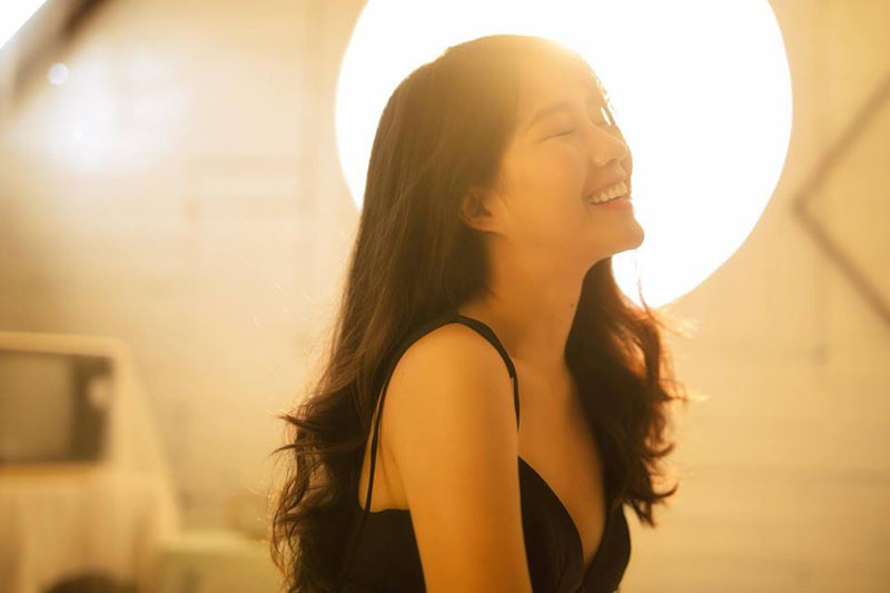 Rũ bỏ hình ảnh cô nàng ngọt ngào trong nhiều năm để chuyển hướng sang hình tượng gợi cảm, Trinh Xíu nhận được rất nhiều lời khen về sự thay đổi này.