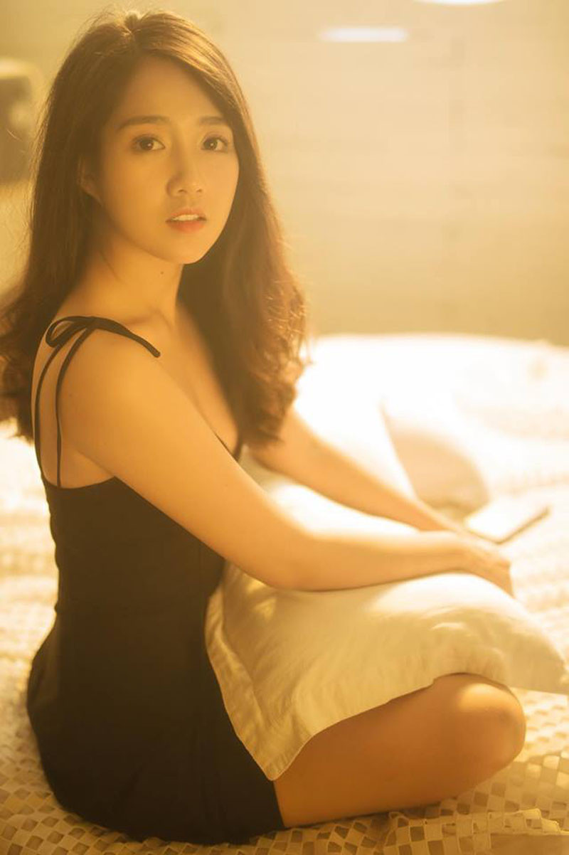 Thay vì "nhá hàng" bằng vài bức hình diện bikini khoe dáng thon trên Instagram như trước đó, Trinh Xíu đã chơi lớn với loạt ảnh gợi cảm khiến người xem bỏng mắt.