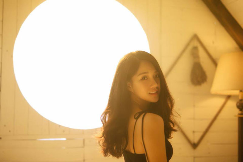 Chưa hết, điều khiến nhiều người nhớ đến Trình xù đó là gương mặt. Bởi vậy, chẳng cần trang điểm quá cầu kỳ, hot girl trà sữa 9X này vẫn đẹp long lanh như thiên thần.