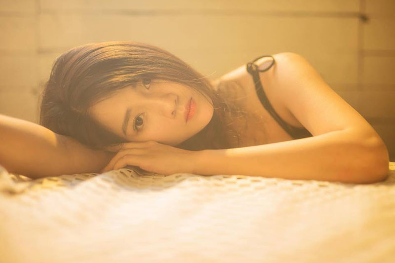 Chẳng cần bối cảnh quá sang chảnh, chỉ cần diện váy 2 dây đơn giản nhưng Trinh xù vẫn khoe trọn vóc dáng thon gọn cùng mái tóc đen dài.