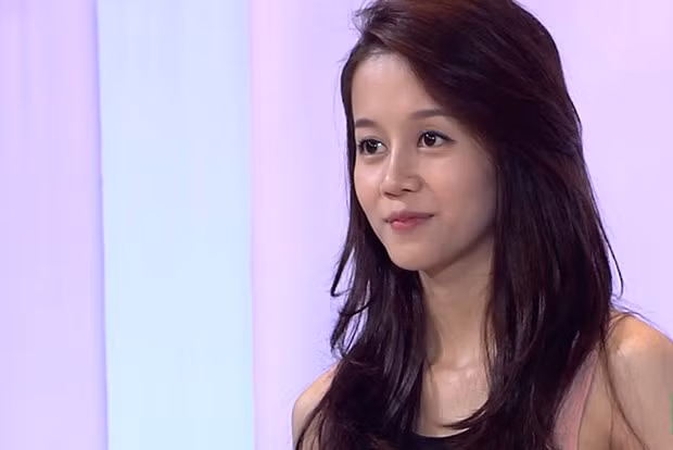 Trong cuộc thi này, An Nguy cũng khiến nhiều người bất ngờ khi lột bỏ phong cách ăn mặc cá tính để khoác lên mình một bộ trang phục quyến rũ và nữ tính. Thế nhưng có vẻ việc cố "ép" mình vào sự nữ tính, đi cùng đôi boot không hợp, đã khiến cô không thể có được những bức ảnh đẹp.