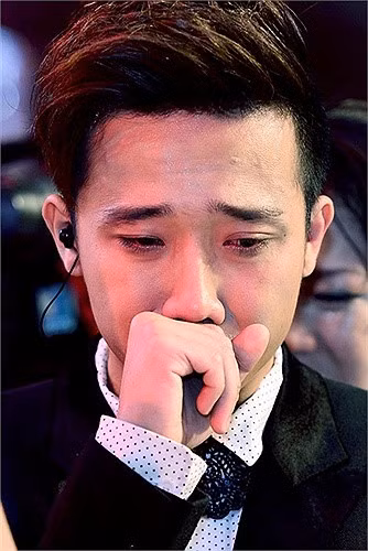 Anh nhiều lần để lộ những giọt nước mắt trên sân khấu.