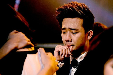 Trấn Thành cũng thường rơi lệ khi nghe những chia sẻ về hoàn cảnh của các thí sinh.