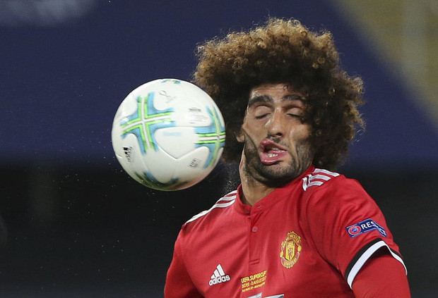 Dừng việc rao bán biệt thự tại Manchester, Fellaini có thể ở lại M.U thêm 1 năm.