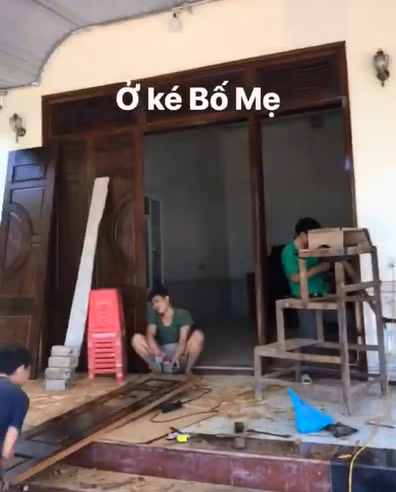 Chính điều này đã khiến cho biết bao người hâm mộ cảm thấy thích thú vì được ngắm vẻ đẹp ngoài đời cực bình dị, chất phác của thủ môn đang thi đấu cho CLB FLC Thanh Hóa.