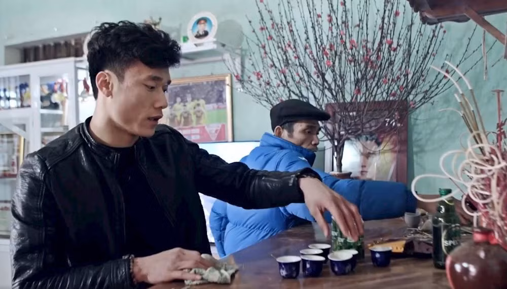 Dũng còn nói mình làm đồng giỏi hơn đá bóng. Minh chứng là anh chàng bảo mình từng được giải "nông dân ưu tú" suốt 3 năm liền của xóm.