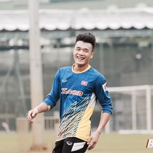 Trong một diễn biến khác, mới đây, trên trang instagram cũng có rất đông người hâm mộ của mình, thủ môn Bùi Tiến Dũng không ngại ngần chia sẻ đoạn clip ngắn bằng chế độ story, ngấm ngầm "khoe" về căn nhà của bố mẹ ở xứ Mường.