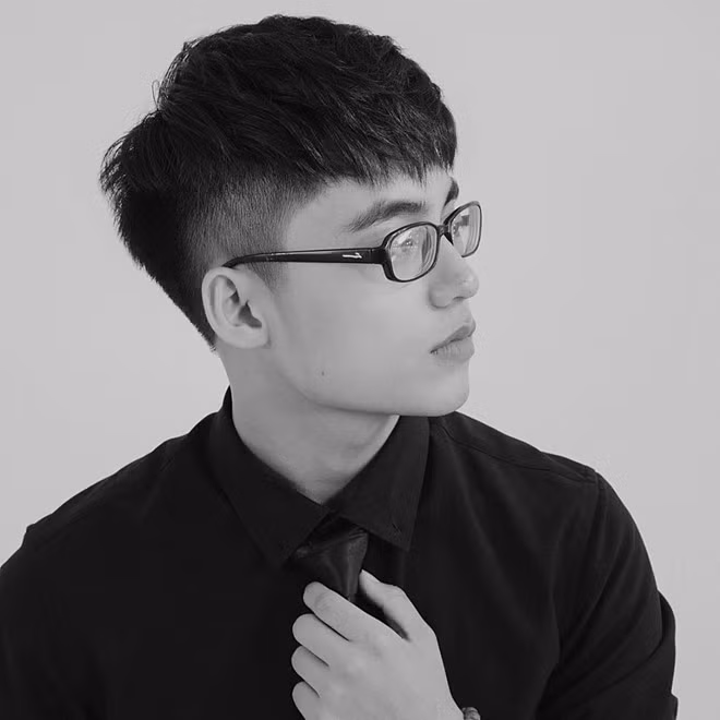 Thỉnh thoảng, anh chàng còn biến hoá với áo sơ mi và cà vạt trông khá lịch lãm.