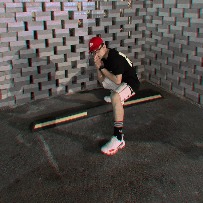 T-shirt Off white, mũ lưỡi trai Kappa cùng tất Adidas với dáng pose kinh điển của cộng đồng Hypebeast, 10X luôn nổi bật trong đám đông vì gương mặt điển trai và phong cách thời thượng.