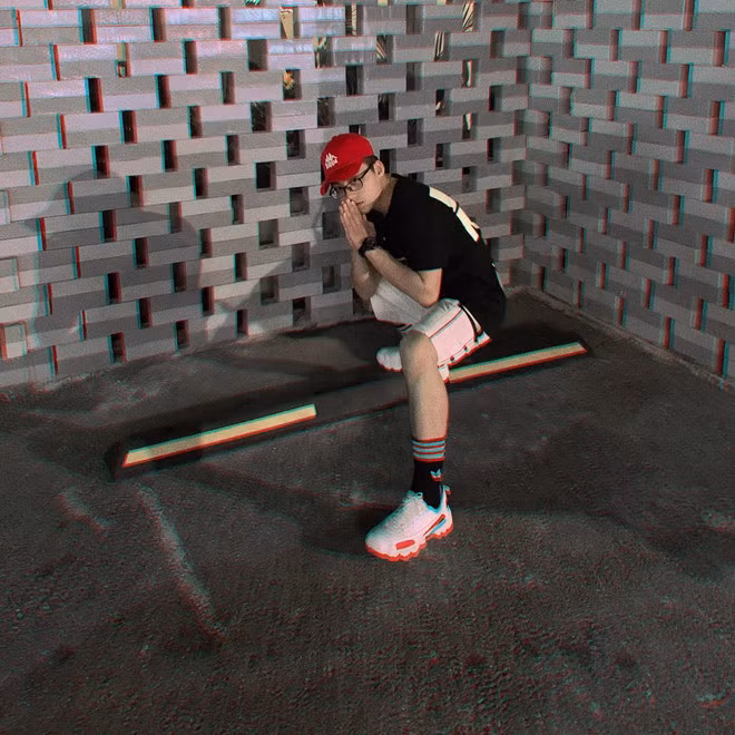 T-shirt Off white, mũ lưỡi trai Kappa cùng tất Adidas với dáng pose kinh điển của cộng đồng Hypebeast, 10X luôn nổi bật trong đám đông vì gương mặt điển trai và phong cách thời thượng.