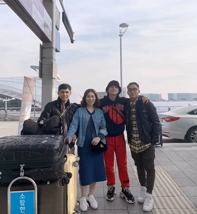 Việt Hoàng chuộng những món "must have" mà tủ đồ của hội con trai phải có như quần skinny jeans, áo sơ mi kẻ...