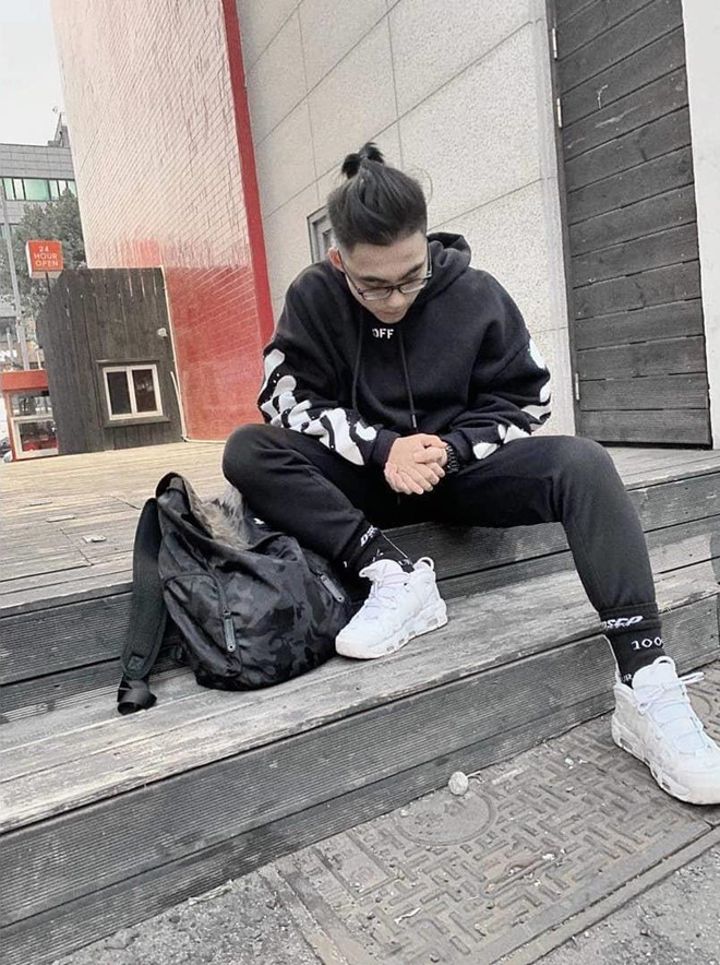 Không đứng ngoài trào lưu Hypebeast đang càn quét khắp mạng xã hội, Việt Hoàng cũng sắm cho mình những món đồ "trong tâm bão" hiện nay là chiếc hoodie Off White có giá khoảng 600 USD, phối với quần thể thao màu đen. Set đồ này có đôi giày trắng Nike Uptempo hoặc Adidas Superstar làm điểm nhấn.