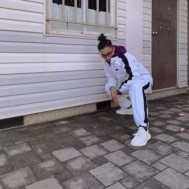 Vẫn trung thành với style "all-white" song với outfit này, nam sinh Đại học Công nghệ TP.HCM lại chọn chiếc hoodie tím làm điểm nhấn. Kết hợp cùng đôi Adidas Yeezy 350 đình đám và kiểu tóc man-bun, trông anh chàng như dân chơi kiểu cách thứ thiệt.