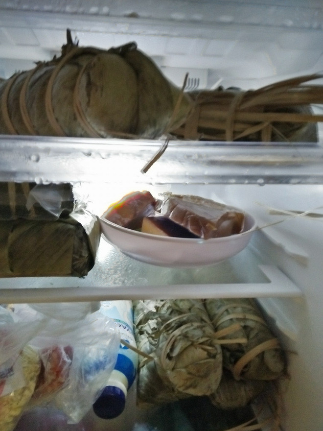 Những tấm ảnh cùng nhau "tố cáo " thực trạng xảy ra hàng năm mang tên ác mộng thức ăn ngày Tết toàn thịt là thịt và được "giải ngân" với tốc độ rùa bò.