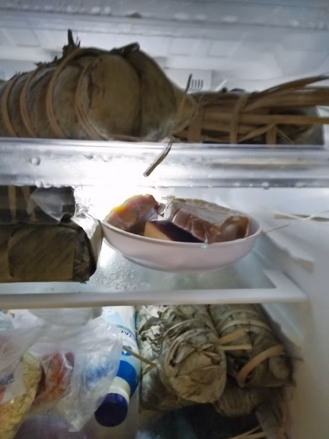 Những tấm ảnh cùng nhau "tố cáo " thực trạng xảy ra hàng năm mang tên ác mộng thức ăn ngày Tết toàn thịt là thịt và được "giải ngân" với tốc độ rùa bò.