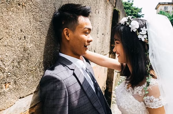 Chính sự đơn giản đã khiến bộ ảnh cưới của nhiếp ảnh gia Bùi Văn Thái cũng đủ khiến cộng đồng mạng chú ý và cảm thấy họ vô cùng hạnh phúc, vui vẻ của cặp đôi Văn Hưng và Phương Uyên.