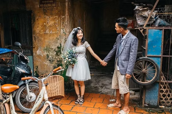 Tạo dáng đơn giản giữa ngõ nhỏ, cặp đôi Văn Hưng và Phương Uyên vẫn khiến vô vàn người phải ghen tỵ với mình.