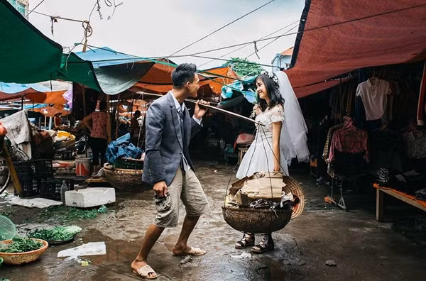 Tuy nhiên sau đó, chính chủ nhân anh chàng Văn Hưng đã lên tiếng đính chính về những bức ảnh của mình với Phương Uyên rằng đây chưa phải bộ ảnh cưới của cả hai. Đây chỉ là phút ngẫu hứng muốn ghi lại khoảnh khắc đẹp, kỉ niệm tình yêu của cả hai.