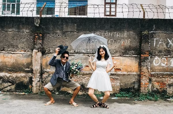Theo nhiều người, kết hôn là sự việc trọng đại trong cuộc đời vì thế mọi công tác từ hôn lễ đến chụp ảnh cưới đều được mọi cặp đôi chuẩn bị chu đáo, tỉ mỉ và cũng chính vì lý do đó mà càng ngày càng xuất hiện những bộ ảnh cưới "bạc tỷ". Tuy nhiên vẫn còn đó những cặp đôi giản dị chỉ cần ra bờ tường chụp ảnh cưới như chú rể Nguyễn Văn Hưng và cô dâu Hoàng Phương Uyên.