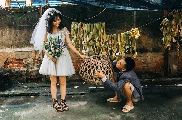 Trong bộ ảnh cưới để đời của mình, cô dâu Phương Uyên đã cô dâu mặc váy ngắn đi dép sandals để tha hồ tạo dáng tinh nghịch. Trong khi đó, chú rể cũng gây ấn tượng không kém với phong cách thời trang hết sức “bá đạo” khi ăn mặc như "ăn mày cái bang" và đi đôi dép lê tổ ong cũ kĩ.