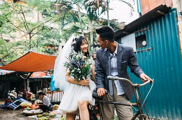 Sau khi được ra mắt, bộ ảnh cưới độc đáo của Văn Hưng và Phương Uyên nhận được sự đón nhận nhiệt tình của dân mạng, rất nhiều người ủng hộ cách làm của cặp đôi này và cho rằng đó là sự lựa chọn đúng đắn. Bởi họ cho rằng tình cảm xuất phát từ sự chân thành chứ không đánh giá qua sự sang chảnh của bộ ảnh cưới.