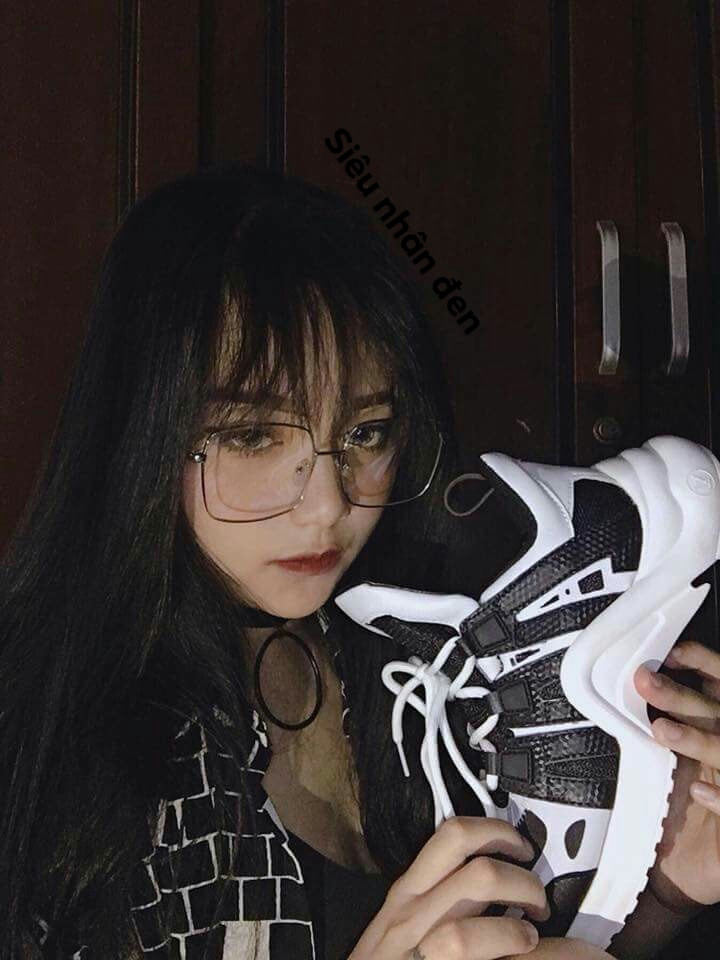 Ngoài giờ lên lớp, Hà còn theo đuổi nhiều phong cách thời trang khác nhau, khi nữ tính, dịu dàng, khi cá tính, sành điệu.