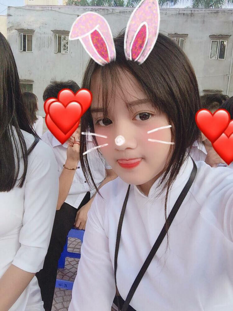 "Mình biết, đang còn đi học thì không nên phấn son, chưng diện. Nhưng theo mình, ngày thường đi học phớt phớt nhẹ chút son là được, còn vào những ngày lễ hay trường có sự kiện thì make up không quá lố thì cũng không sao hết.", nữ sinh Triệu Việt Hà nêu quan điểm.