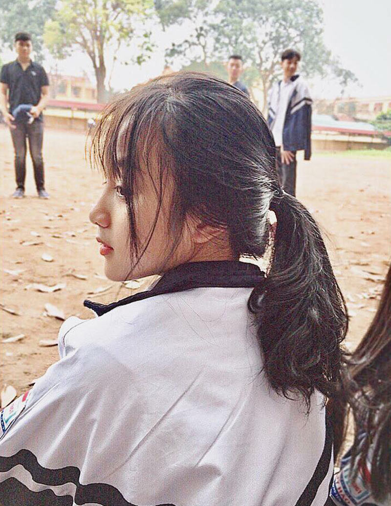 Việt Hà sở hữu gương mặt ưa nhìn với làn da trắng, gương mặt v.line ưa nhìn, sống mũi cao, thẳng và đôi môi luôn đỏ chúm chím. Nữ sinh lai Việt - Trung này nhanh chóng gây sự chú ý không chỉ cho các bạn học cùng trường mà còn là cả cộng đồng mạng.