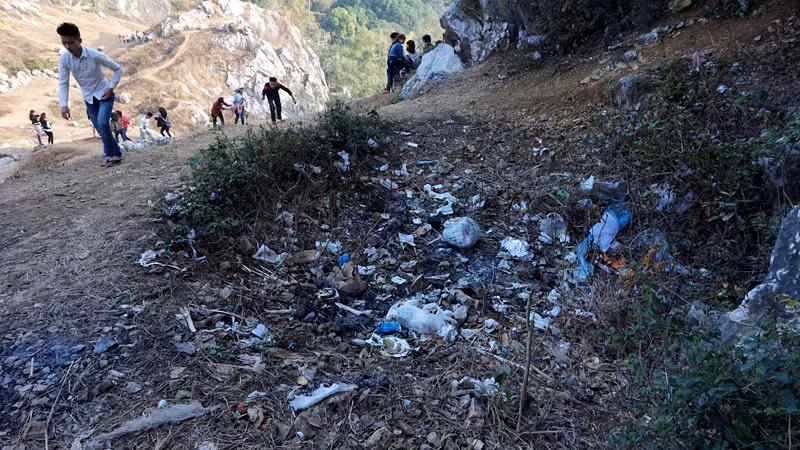Góc trú nắng đầy rác đủ loại trên núi Trầm.