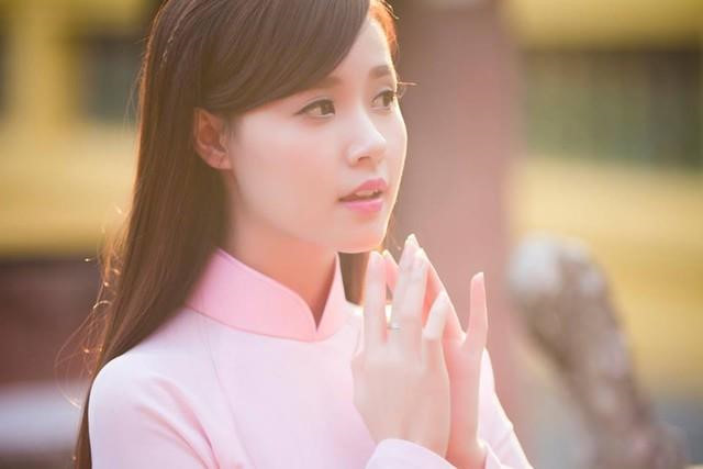 Midu là một trong số ít hot girl được ngưỡng mộ bởi cả tài lẫn sắc. Sau những lùm xùm về chuyện tình cảm đổ vỡ với thiếu gia Phan Thành, cô ngày càng xinh đẹp, đằm thắm hơn.