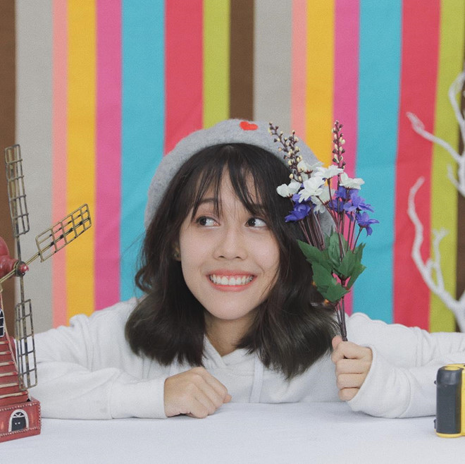 Vốn đã có nét mặt xinh xắn, tinh nghịch, song sự thay đổi về gu ăn mặc cũng giúp Hậu Hoàng trở nên "chất" và đẹp hơn ở hiện tại.