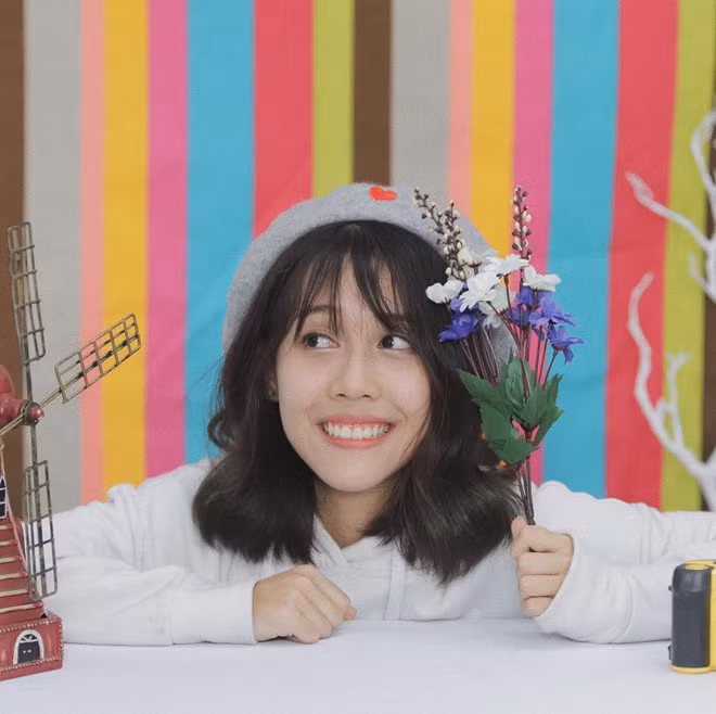 Vốn đã có nét mặt xinh xắn, tinh nghịch, song sự thay đổi về gu ăn mặc cũng giúp Hậu Hoàng trở nên "chất" và đẹp hơn ở hiện tại.