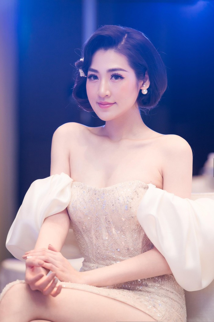 Mẹ đẻ của Tú Anh đã từng chia sẻ, Tú Anh dù được cưng chiều khi còn sống cùng bố mẹ nhưng khi lập gia đình, có con, cô đã thay đổi rất nhiều. Đặc biệt, chăm sóc bé Kem rất chu đáo