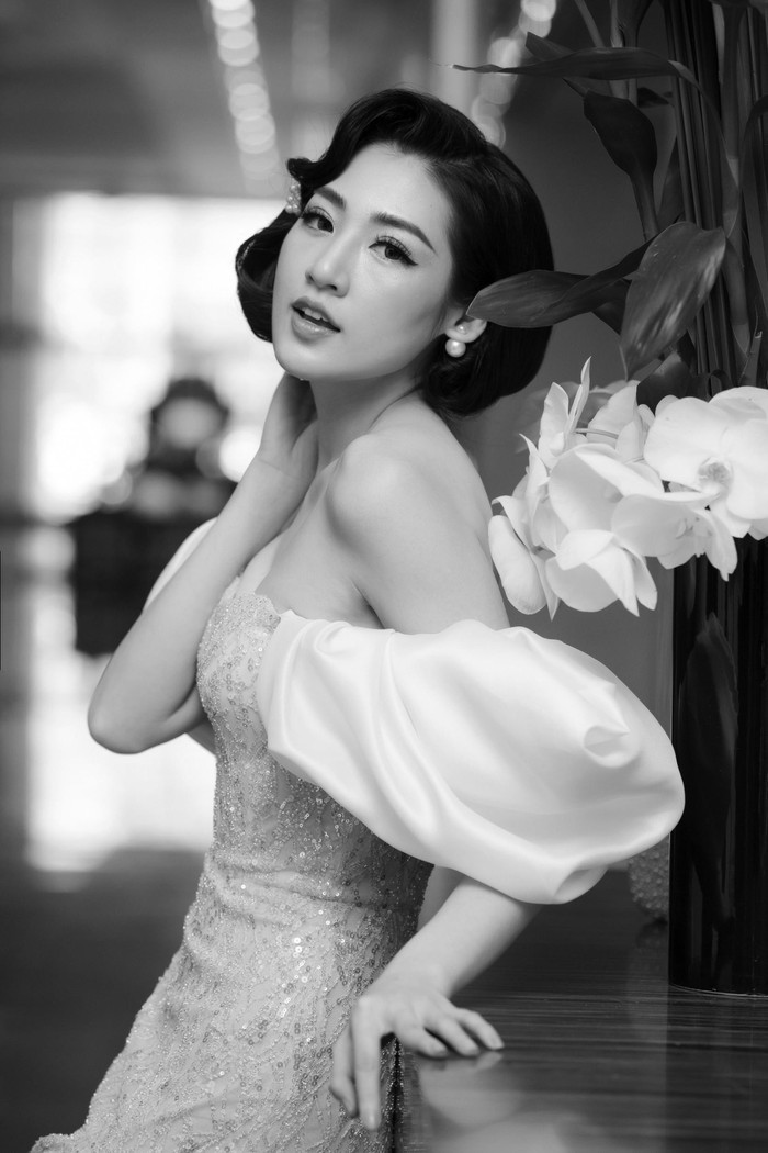 Dương Tú Anh lựa chọn chiếc đầm quây khoe được đôi chân dài miên man nuột nà, vóc dáng thon gọn. Dù đã trải qua thời kỳ sinh nở, nhưng Tú Anh giữ được vóc dáng săn chắc không thua các cô gái còn son.