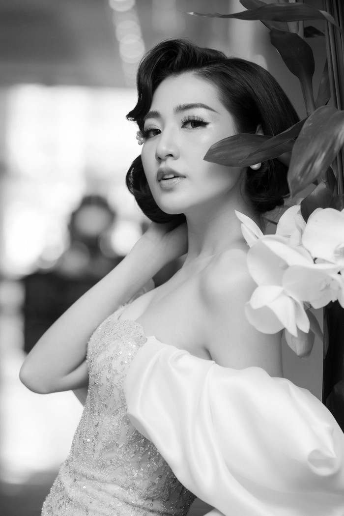 Lựa chọn lối trang điểm tự nhiên, tôn những nét đẹp vốn có, kết hợp cách bới tóc cổ điển, Tú Anh lộng lẫy và cuốn hút đến lạ thường. Người đẹp họ Dương nhận được những lời khen không ngớt về lần xuất hiện này.