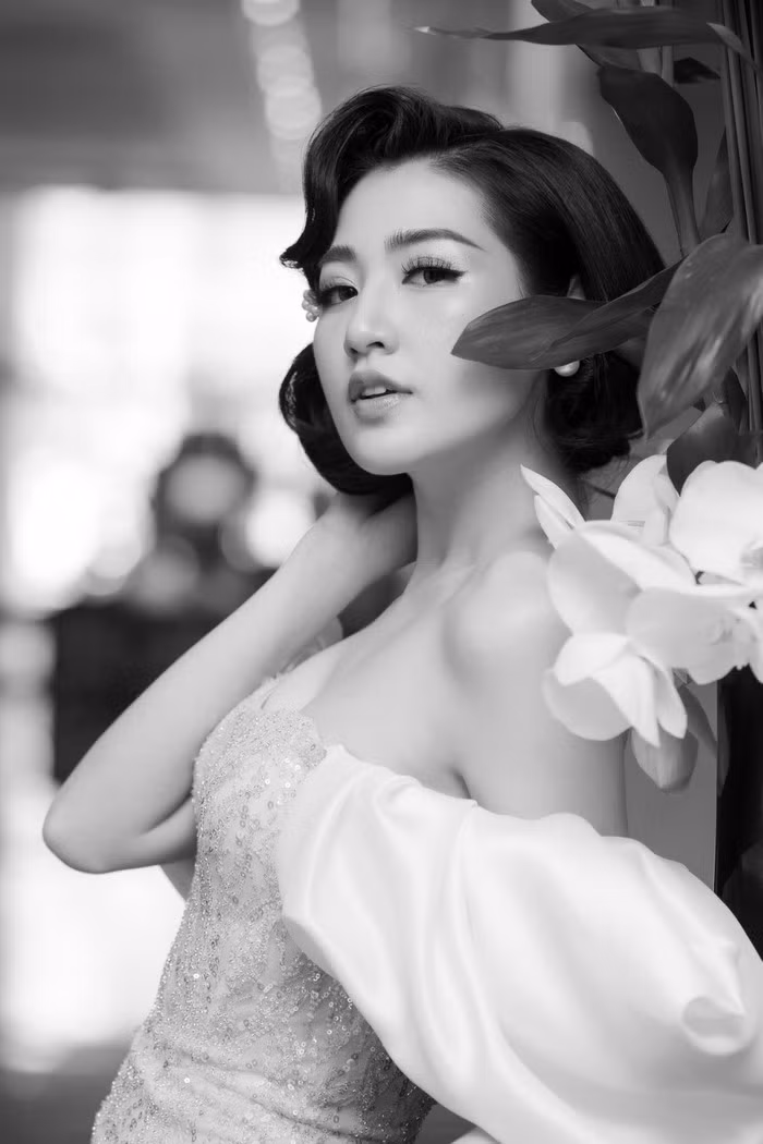 Lựa chọn lối trang điểm tự nhiên, tôn những nét đẹp vốn có, kết hợp cách bới tóc cổ điển, Tú Anh lộng lẫy và cuốn hút đến lạ thường. Người đẹp họ Dương nhận được những lời khen không ngớt về lần xuất hiện này.