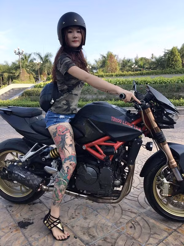 Xăm mình được nhiều nước trên thế giới công nhận là một môn nghệ thuật, tuy nhiên ở Việt Nam thì nó vẫn còn bị đặt khá nhiều định kiến, người có hình xăm trên mình thường dễ gây ác cảm. Muốn xóa bỏ đi suy nghĩ cũ kĩ đó, không chỉ cần thời gian mà còn cả những minh chứng cụ thể, mới đây nhất là trường hợp cô bạn 9X Sài Gòn xăm kín chân, mê xe độ. Ảnh trong bài: FBNV
