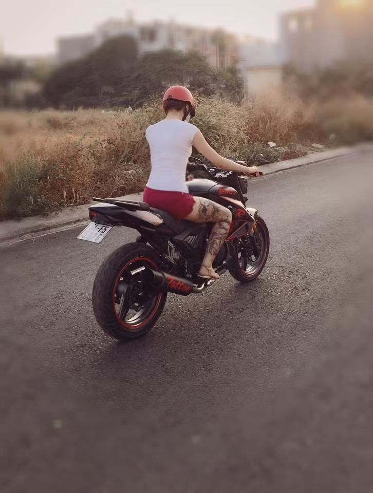 Xăm kín chân bên phải là hình xăm họa tiết nhiều màu sắc, Thùy Trang phải trải qua 5 lần xăm và tổng thời gian hoàn thành khoảng 20 tiếng.